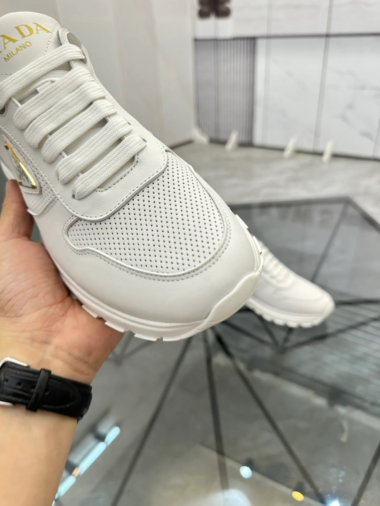 Men's shoes: 💰P580¥ High-end top quality Product trademark: Prada *"Prada*" low-top casual shoes Regular size: 38-45 (can be customized to 46) Product materials: imported first-layer cowhide for the upper, cowhide lining, cowhide feet, original outsole. Number: 832